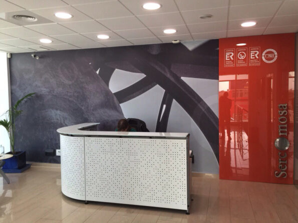 recepción oficina diseñada y rotulada